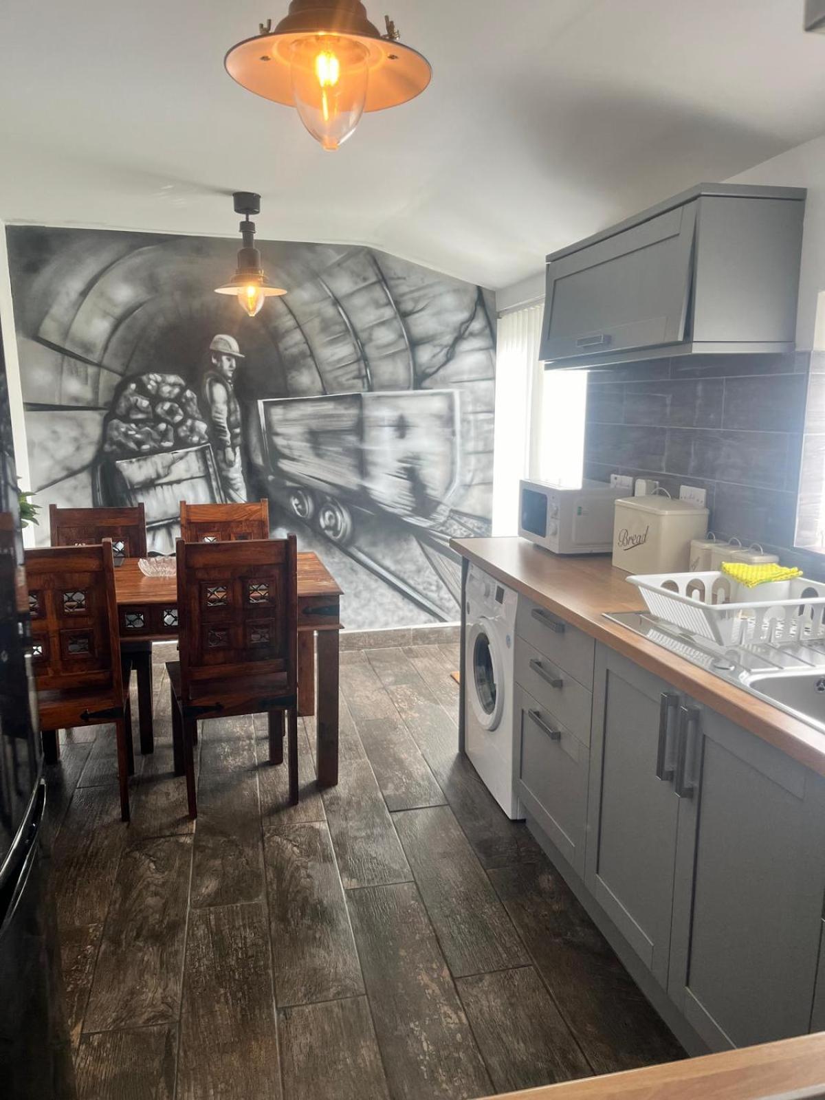 Rj S House Apartment Мърдър Титфил Екстериор снимка