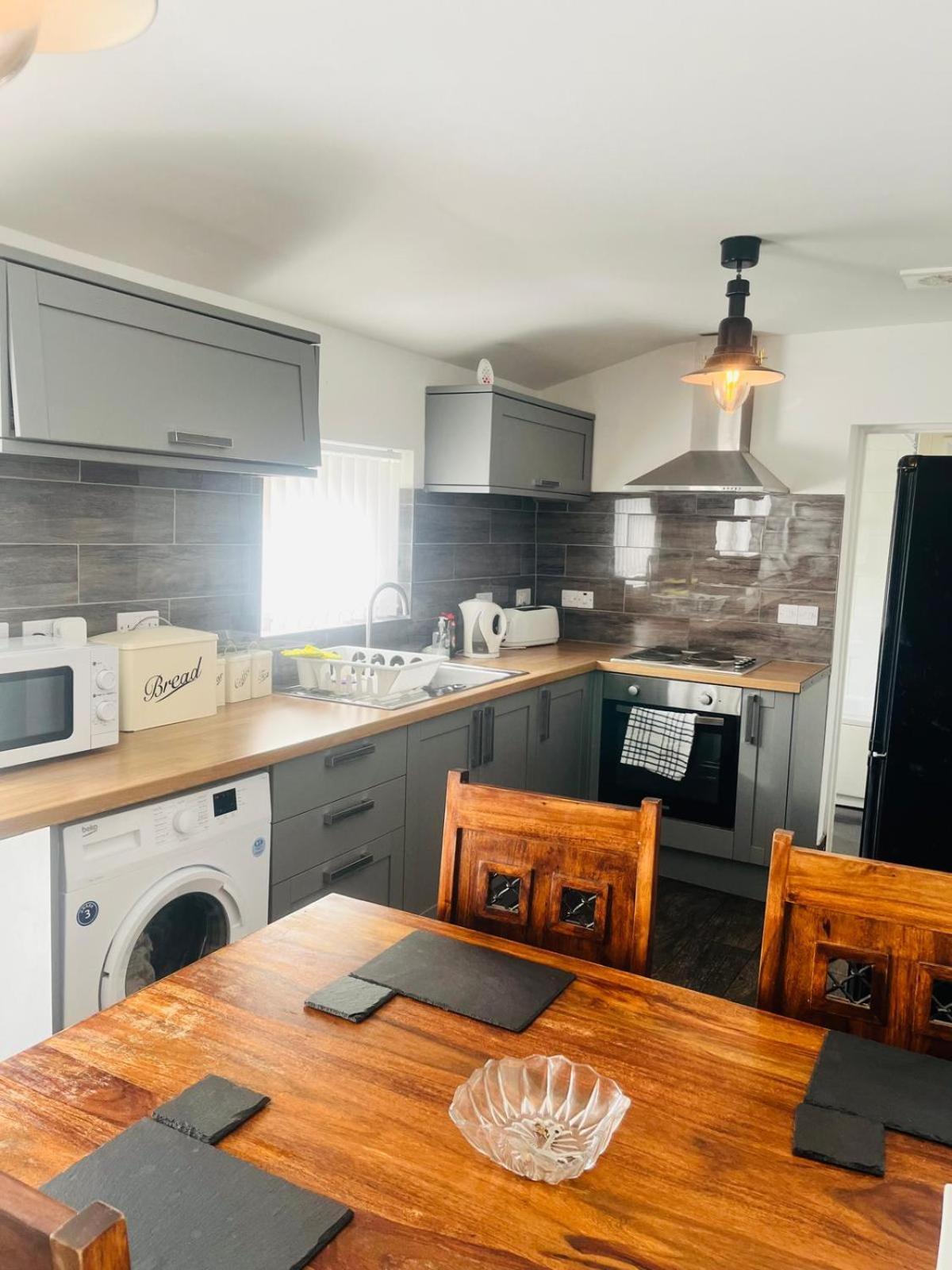 Rj S House Apartment Мърдър Титфил Екстериор снимка