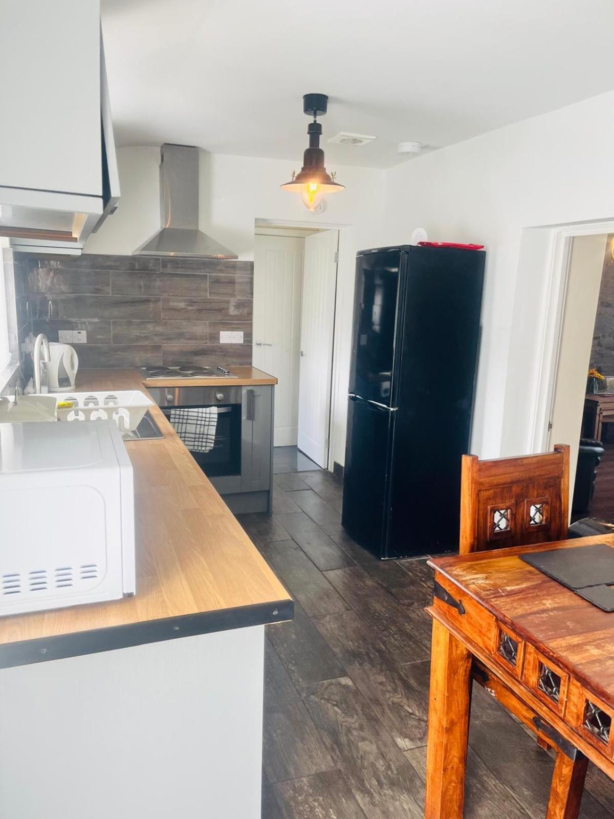 Rj S House Apartment Мърдър Титфил Екстериор снимка