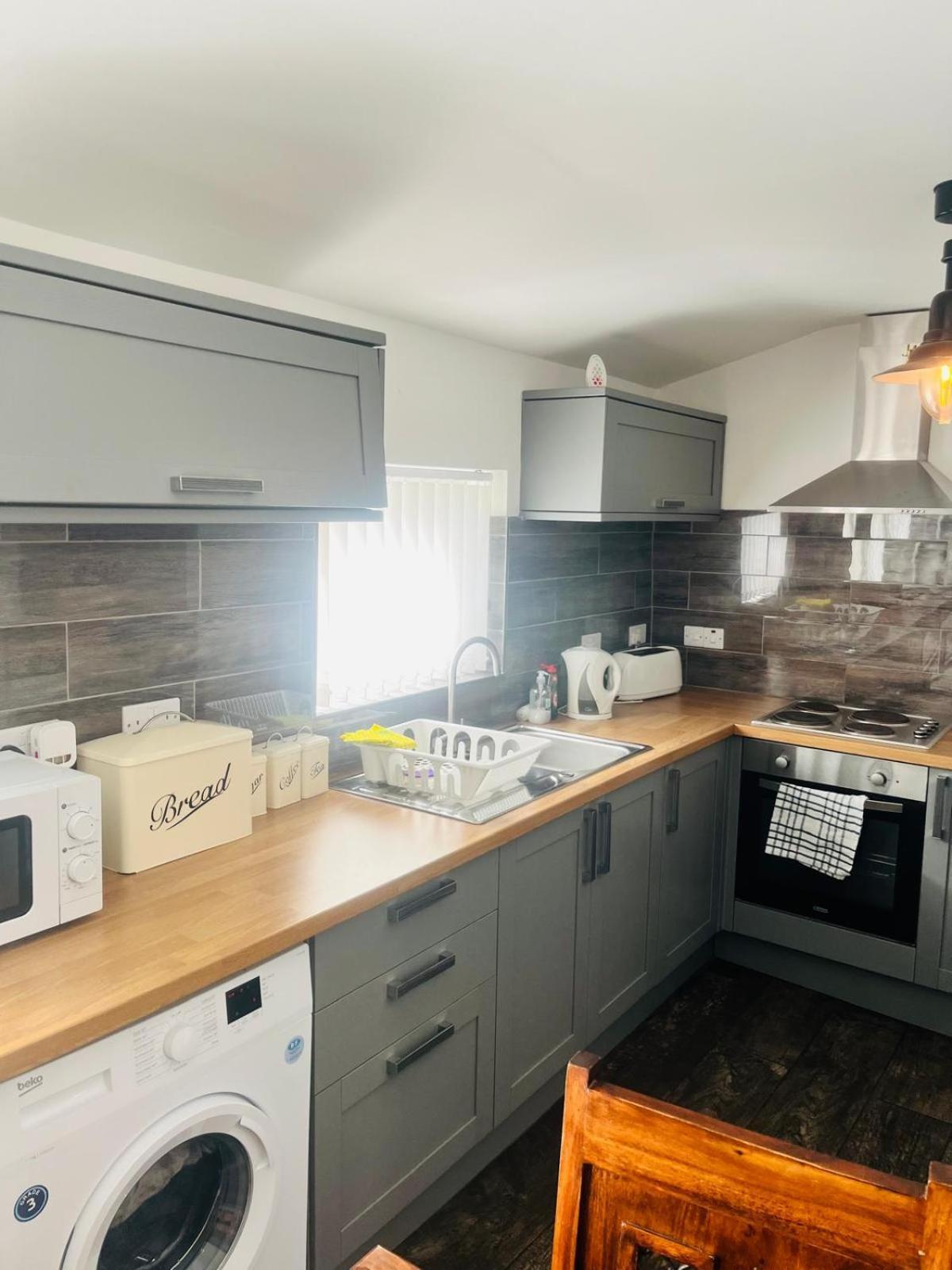Rj S House Apartment Мърдър Титфил Екстериор снимка
